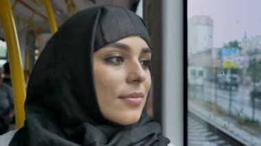 Hijab genç tatlı Müslüman kadın kavramı rüya otobüs, taşıma kavramı, kentsel kavramı, hava kavramı, yağmurlu penceresinde izliyor