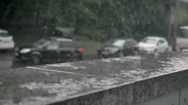 Gocce di pioggia cadono sul marciapiede, auto sullo sfondo, concetto meteo, concetto urbano — Video Stock