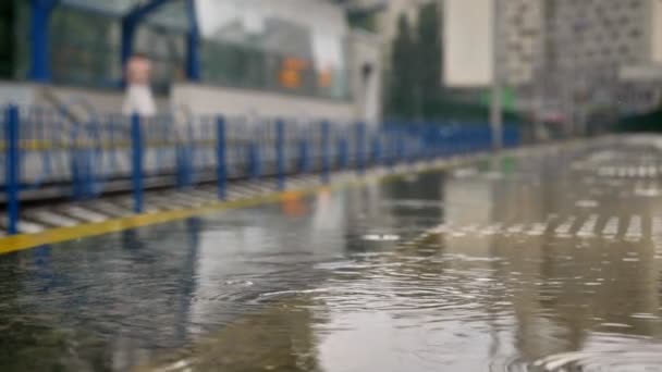 플랫폼, 철도 개념, 날씨 개념, 도시의 개념, 배경을 흐리게에을 비가 방울 — 비디오