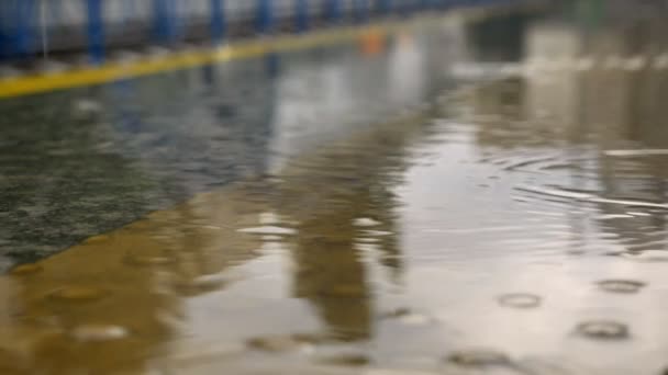 Yağmur damlaları sonbahar platformu, demiryolu kavramı, hava kavramı, kentsel kavramı — Stok video