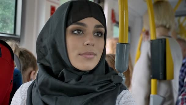 Junge muslimische Frau im Bus sitzend, Verkehrskonzept, Stadtkonzept, Denkkonzept — Stockvideo