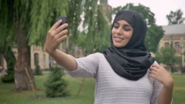 Hijab Müslüman kız Genç güzel smartphone selfie yapma mavi hava, iletişim kavramı, dini kavramı