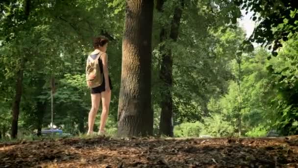 Jeune asiatique femelle hipster patinage sur skateboard dans le parc avec sac à dos — Video