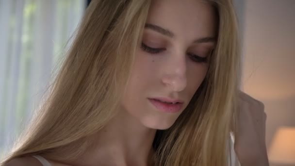 Портрет Молодых Красивых Женщин Смотрящих Камеру Трогающих Лицо Блондинка Модель — стоковое видео