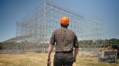 Doğru metal yükleme saman sahada, kendine güvenen mimar gidiş yürüyüş kask içinde arka Oluşturucu