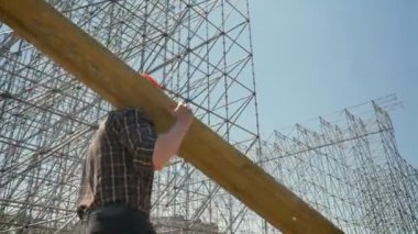 Heavy metal tahta, aktarma kask içinde genç Oluşturucusu büyük metal yükleme çalışma