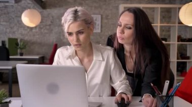 Modern ofis, kadın lezbiyen taciz tarafından rahatsız kadın onun meslektaşı ile flört genç kadın