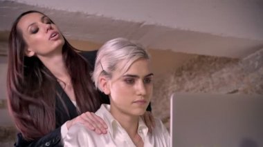 İki Genç Lezbiyenler ofiste, diğer kadın masaj ve flört güzel iş kadını