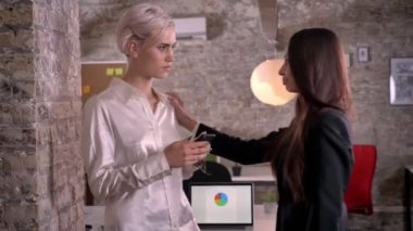 Duvar için modern ofis, Lezbiyen kavramı gidiyor kadın diğer kadın iterek kendine güvenen genç kadın