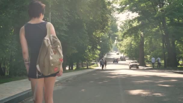 Jovens Mulheres Elegantes Cavalgando Skate Segurando Mochila Vista Das Costas — Vídeo de Stock