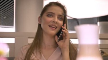 Genç güzel kız rastaurant içinde oturuyor, smartphone söz, kahve içme, kavram, iletişim kavramı sakin ol