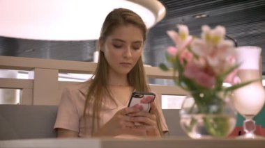 Genç güzel kız smartphone, kahve içiyorsun sohbet rastaurant içinde oturuyor gülümseyen, kavram, iletişim kavramı relax