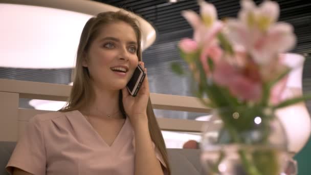 Joven Hermosa Chica Está Sentado Rastaurant Hablando Teléfono Inteligente Concepto — Vídeo de stock
