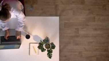 Laptop, telefon chromakey yalan tablo, topshot, tıbbi kavramı ile yazarak beyaz ceket genç hemşire