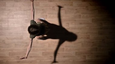 Genç kız balerin silüeti dans ahşap zemin, bükülme, bale kavramı, hareket kavramı, en iyi atış