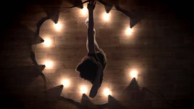 Genç kız balerin silüeti karanlık, ışıklar, bale kavramı, hareket kavramı, en iyi atış dans ediyor