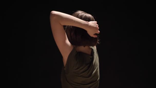 Joven chica encantadora está bailando con las manos, mirando a la cámara, fondo negro, concepto de ballet, concepto de movimiento — Vídeos de Stock