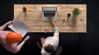 Genç adam üstünde laptop gündüzleri çalışıyor, Oluşturucusu ve bina, iş kavramı, office kavramı, iletişim kavramı, en iyi atış planı gösterir