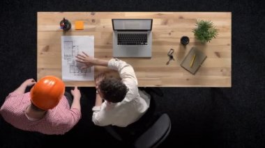 Builder binanın planı patronuyla tartışır, kağıt ve hayat, iş kavramı, office kavramı, iletişim kavramı, en iyi atış alır