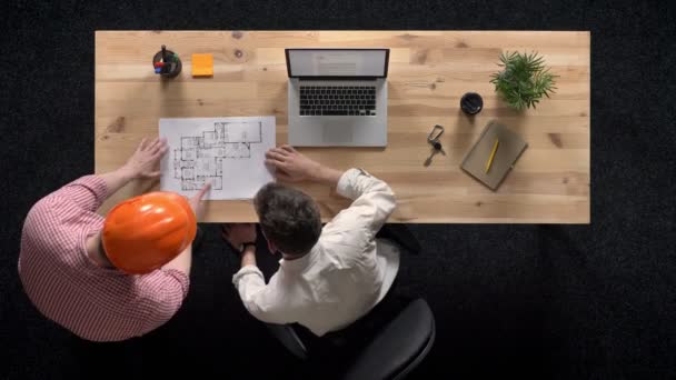 Bouwer bespreekt plan van gebouw met baas, werk concept, office concept, communicatieconcept, top shot — Stockvideo