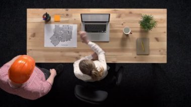 Genç işkadını üstünde laptop gündüzleri çalışıyor, Oluşturucu gelir ve onlar planı oluşturma, iş kavramı, office kavramı, iletişim kavramı, en iyi atış tartışmak