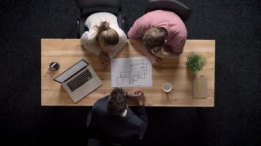 İki müşteri geliştirici, iletişim kavramı ile bina planını görüşmek, kavramı, en iyi atış çalışması