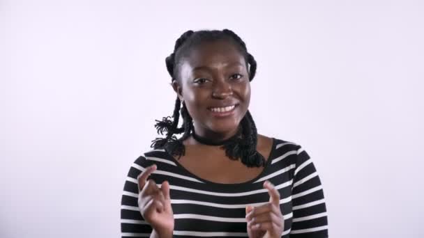 Jeune jolie femme afro-américaine pointant du doigt la caméra et souriante, heureuse et joyeuse, isolée sur un studio blanc — Video