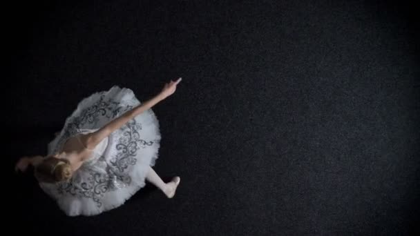 Silueta mladá žena elegantní baletka v tutu je steping a spining, balet koncepce, pohybový koncept, top shot — Stock video
