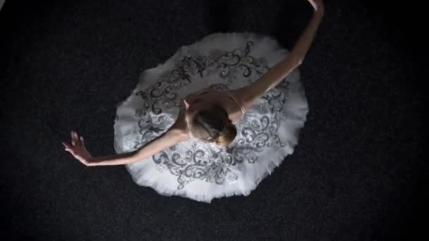Silhouette de jeune femme élégante ballerine tourne, s'étire sur la barre, concept de ballet, concept de mouvement, plan supérieur, caméra ronde — Video