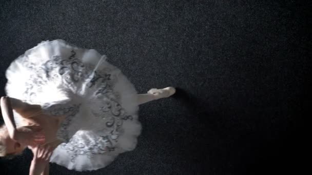 年轻典雅的女芭蕾舞演员的剪影滴在分裂, 舒展概念, 芭蕾概念, 顶部射击 — 图库视频影像