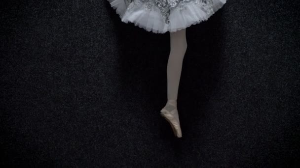Silueta de la joven bailarina elegante pone en splits, concepto de estiramiento, concepto de ballet, tiro superior — Vídeos de Stock