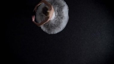 Tutu genç kadın balerin silueti olduğunu hareket ve dönüyor, bale kavramı, hareket kavramı, en iyi atış