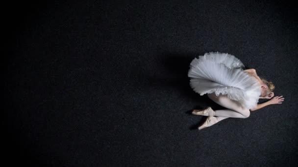 少女バレリーナのシルエットは床 悲しみ 疲労感 バレエの概念 トップ ショットを置くこと — ストック動画