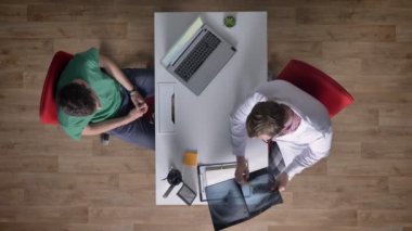 Genç doktor açıklayan gözlük ve x-ray tarama hastaya gösterilen, giving tavsiye, topshot, tıp kavramı