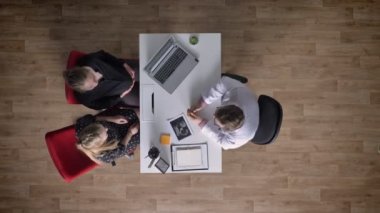 Doktor, Doktor, topshot, mutlu, neşeli tavsiye alma hamile kadın ile istişare üzerinde iki genç kadın