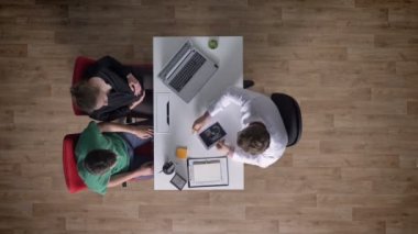 Genç insan ve hamile kadın, topshot, mutlu, sarılma, tıbbi konsept danışmanlık birkaç doktor