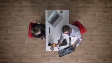 X-ray tarama genç kadına açıklayan, ofis, topshot, tıbbi kavramı masada oturan doktor