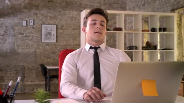 Junger Geschäftsmann arbeitet mit Laptop im Büro, denke darüber nach, wie man mit Problem, Geschäftskonzept, Kommunikationskonzept umgeht — Stockvideo