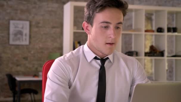 Ung trött affärsman arbetar med laptop på kontoret, har resten, affärsidé, kommunikationskoncept — Stockvideo