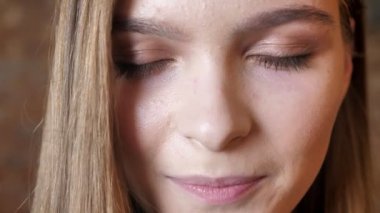 Yüz genç kızın kapalı gözler ile gülümseyerek kameraya, kavram rüya izlerken