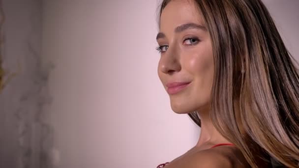 Jeune belle femme en soutien-gorge tournant la tête à la caméra et souriant, charmant portrait de jeune femme, sexy et séduisante — Video