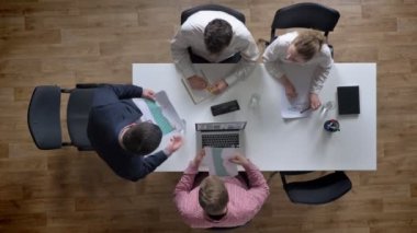 Patron geliyor ve herkes topshot, belgeyi veren iş takım tutma Toplantı modern ofis, Toplantı odası ek yük