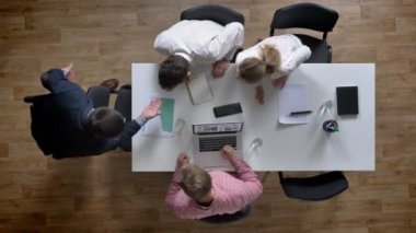 Patron geliyor ve gösterilen sonuçları, tezahürat iş adamları, topshot, modern ofisinde oturan onların zafer zevk kazanan takım