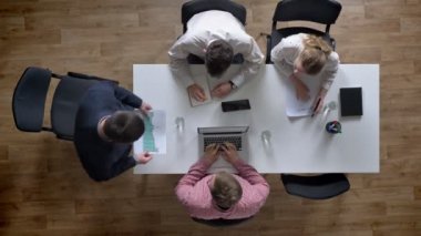 Meslektaşları, sonuçları belgelerle vermek geliyor ve iş ekibi, topshot, çığlık öfkeli patron tahriş ve kavuran