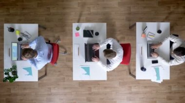 Üç genç işadamı are çalışma üstünde laptops, içki kahve aynı anda, iş kavramı, office kavramı, iletişim kavramı, en iyi atış