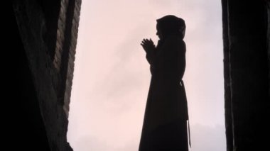 Bina, korkmuş ve dehşete hijab duran genç mülteci Müslüman kadın terk