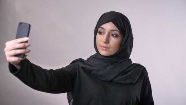 Unga Weet Muslimsk Flicka Hijab Gör Selfie Sin Smartphone Titta — Stockvideo