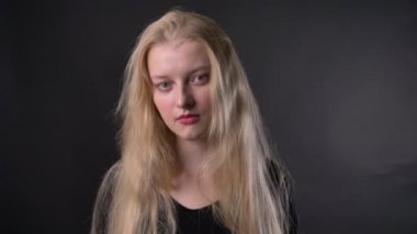 Pembe ruj genç yorgun sarışın kız kameraya, gri arka plan izliyor
