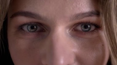 Mutlu kadın yüzü kameraya bakıyor