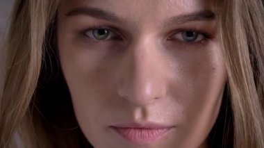 Genç ciddi kadın yüzü kameraya bakıyor